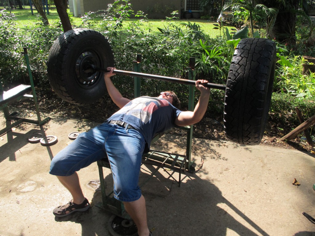 Bench press Bangkok style - in Lumphini park