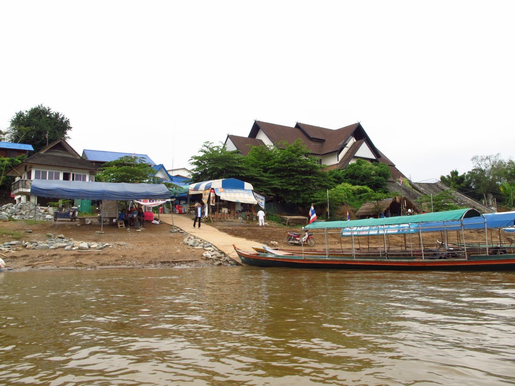 crossing the Mekong: Goodbye Thailand - hello Laos!